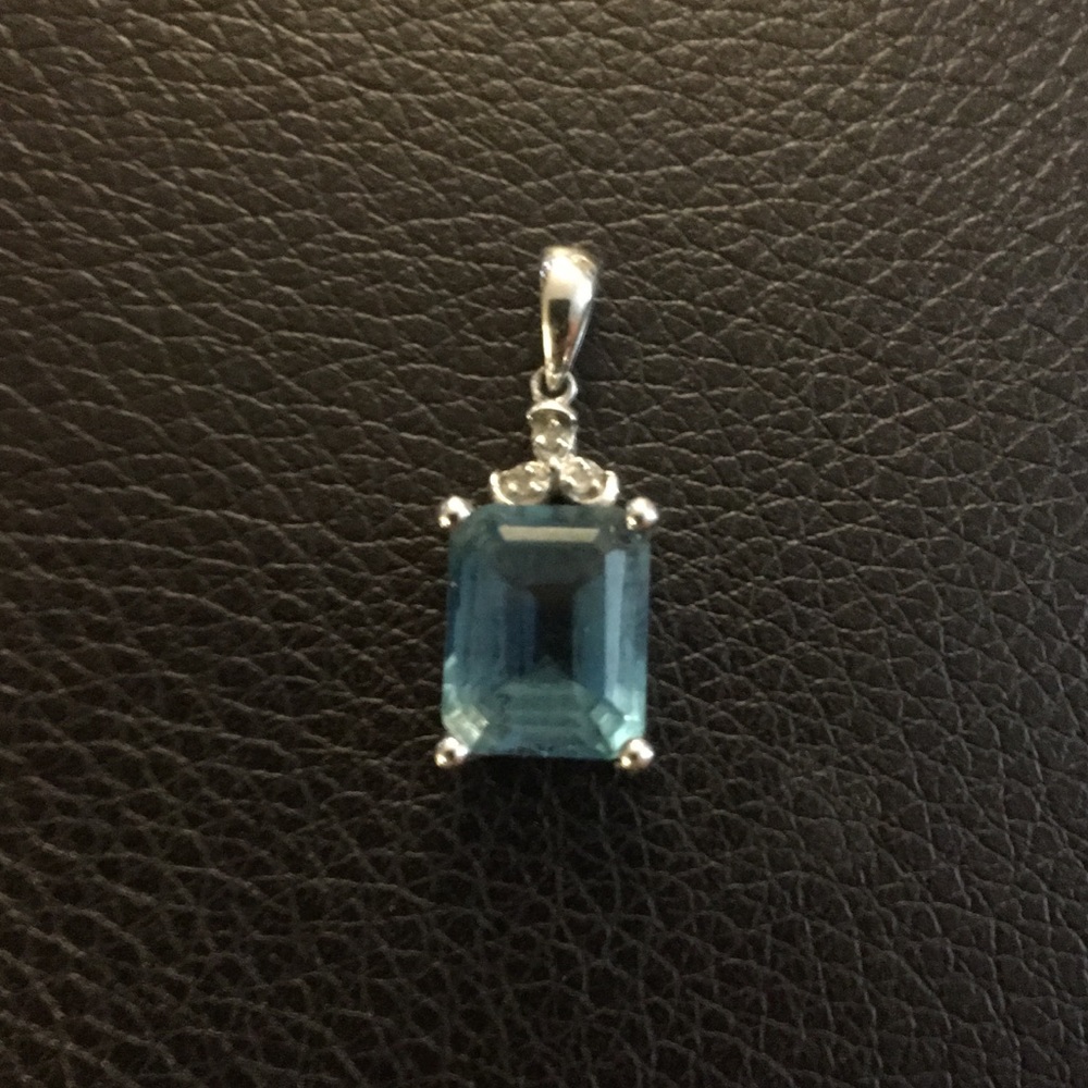 10 white gold pendant